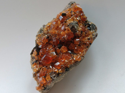 天然石榴石芬达石茶晶宝石原石原矿石原料矿物标本晶体晶簇晶洞